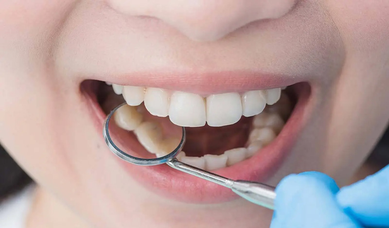 اهمیت مراجعه به دندانپزشک اطفال و طریقه درمان بدون درد دندان اطفال