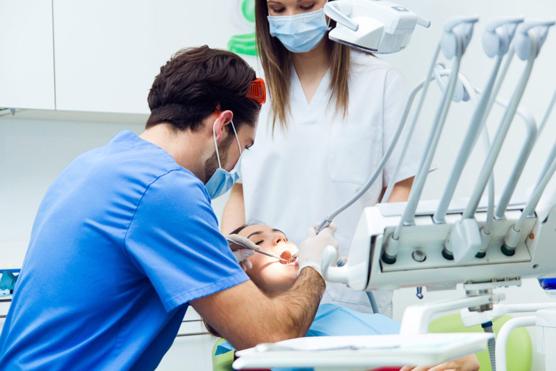 بررسی شررایط افرادی که نیازمند فیشور سیلانت دندان هستند و معاینه آن‌ها