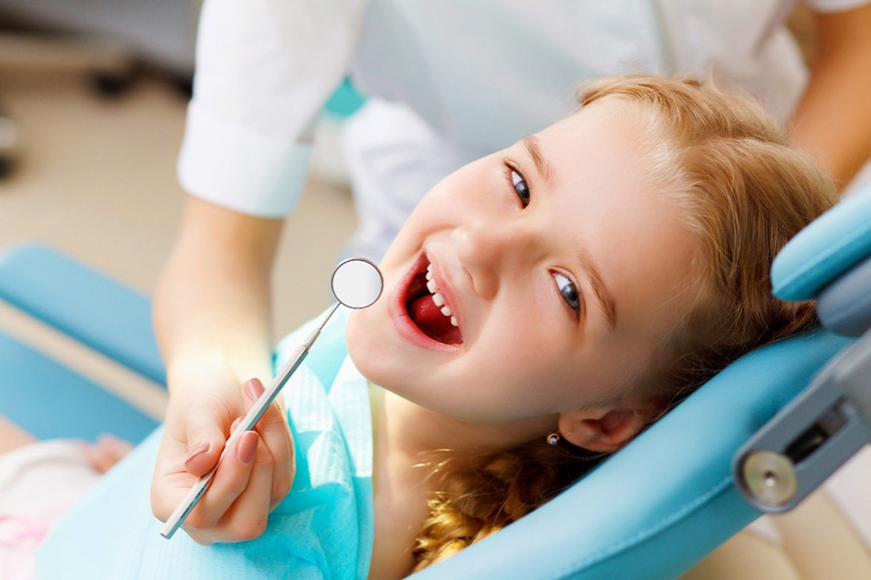 معاینه دندان اطفال هرازچندگاهی توسط دندانپزشک متخصص اطفال